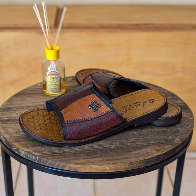 Sandales modèle robuste et pratique 